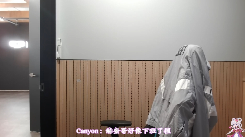 场面失控！Deft提前下班玩弄LCK导播女主持直接绷不住连续爆笑