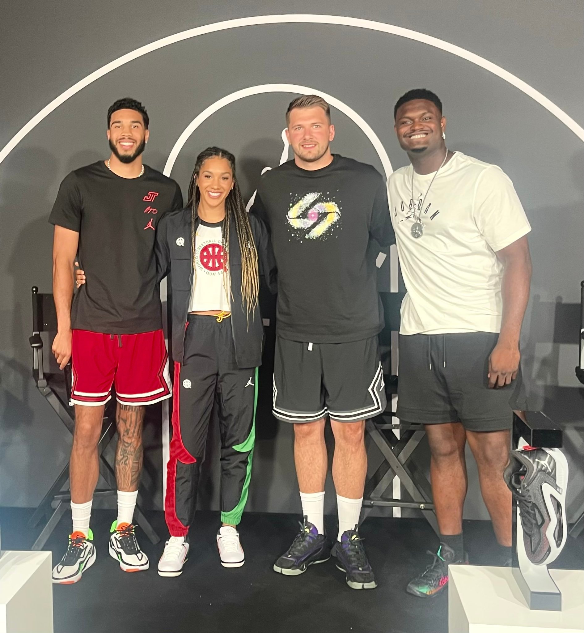 aj门面塔图姆东契奇锡安在巴黎欢迎法国女篮队员加比加入aj