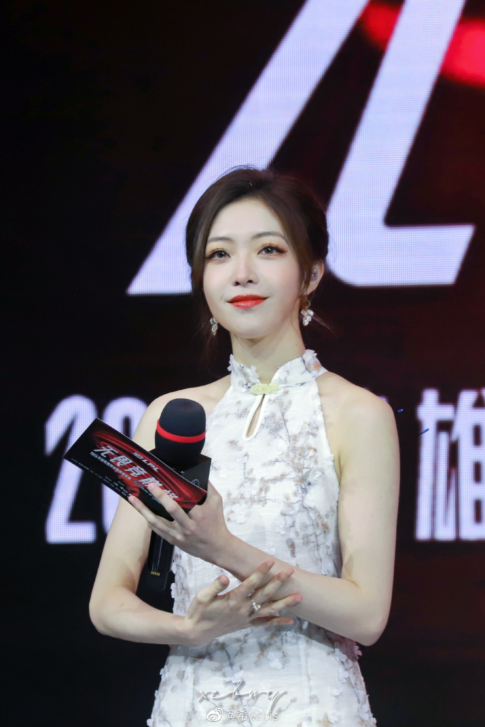 LPL女主持人希然分享昨日工作照:😻这就是古风美女么?-直播吧