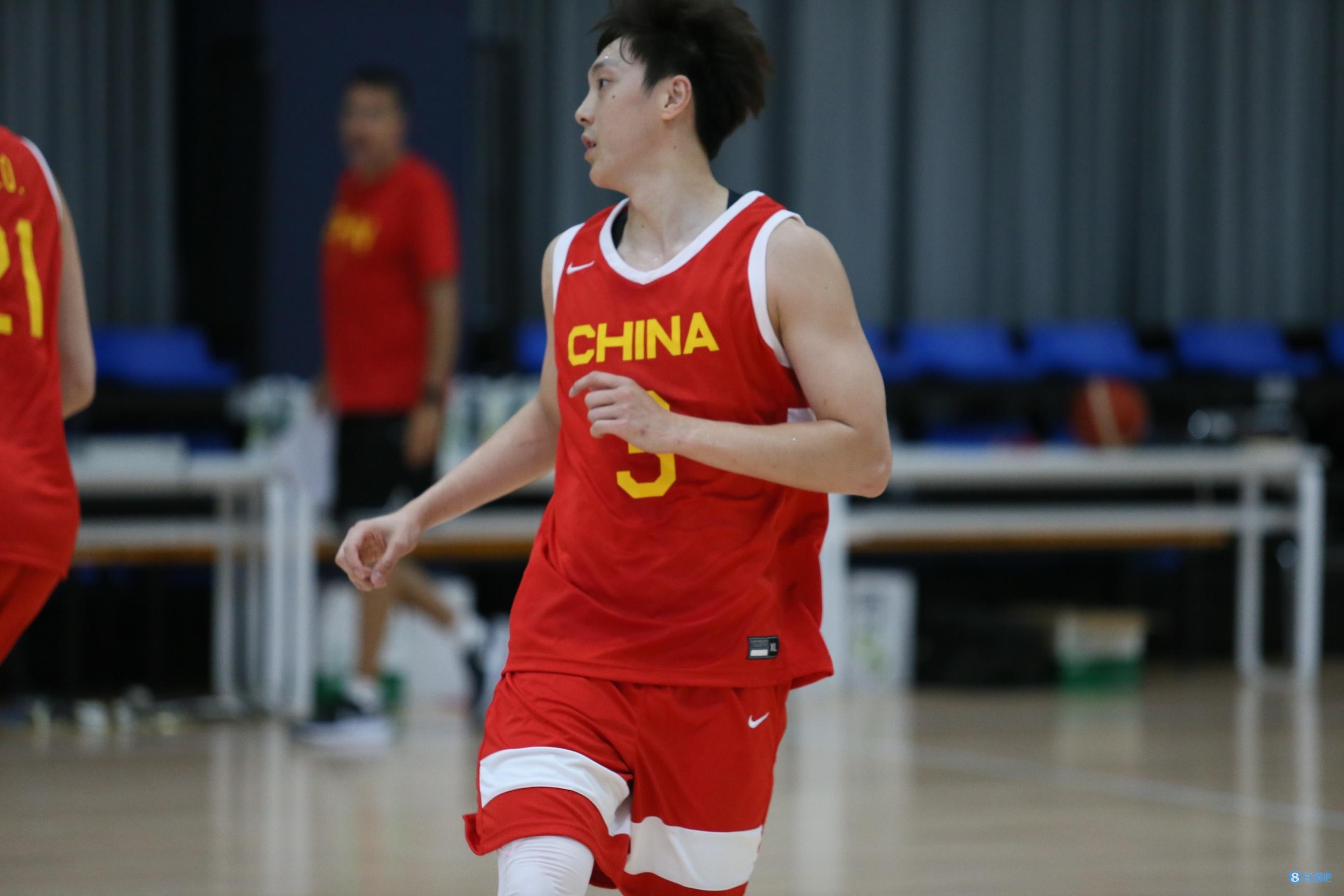 季孟年中国男篮上半场的防守还是令人满意的胡明轩是亮点