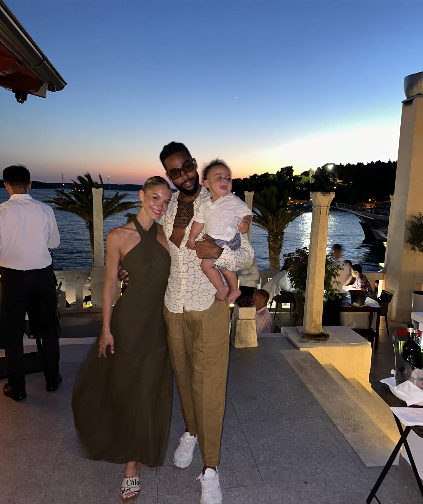 拉塞尔晒与老婆孩子旅游照 还抽空锻炼身体