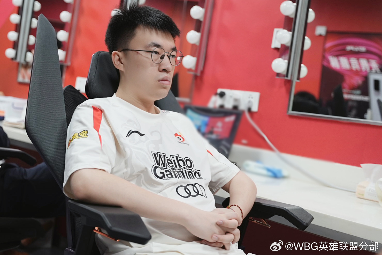 夏天到了还是小炮问题?Xiaohu失误连连屡次阵亡 被打出中路差距-直播吧