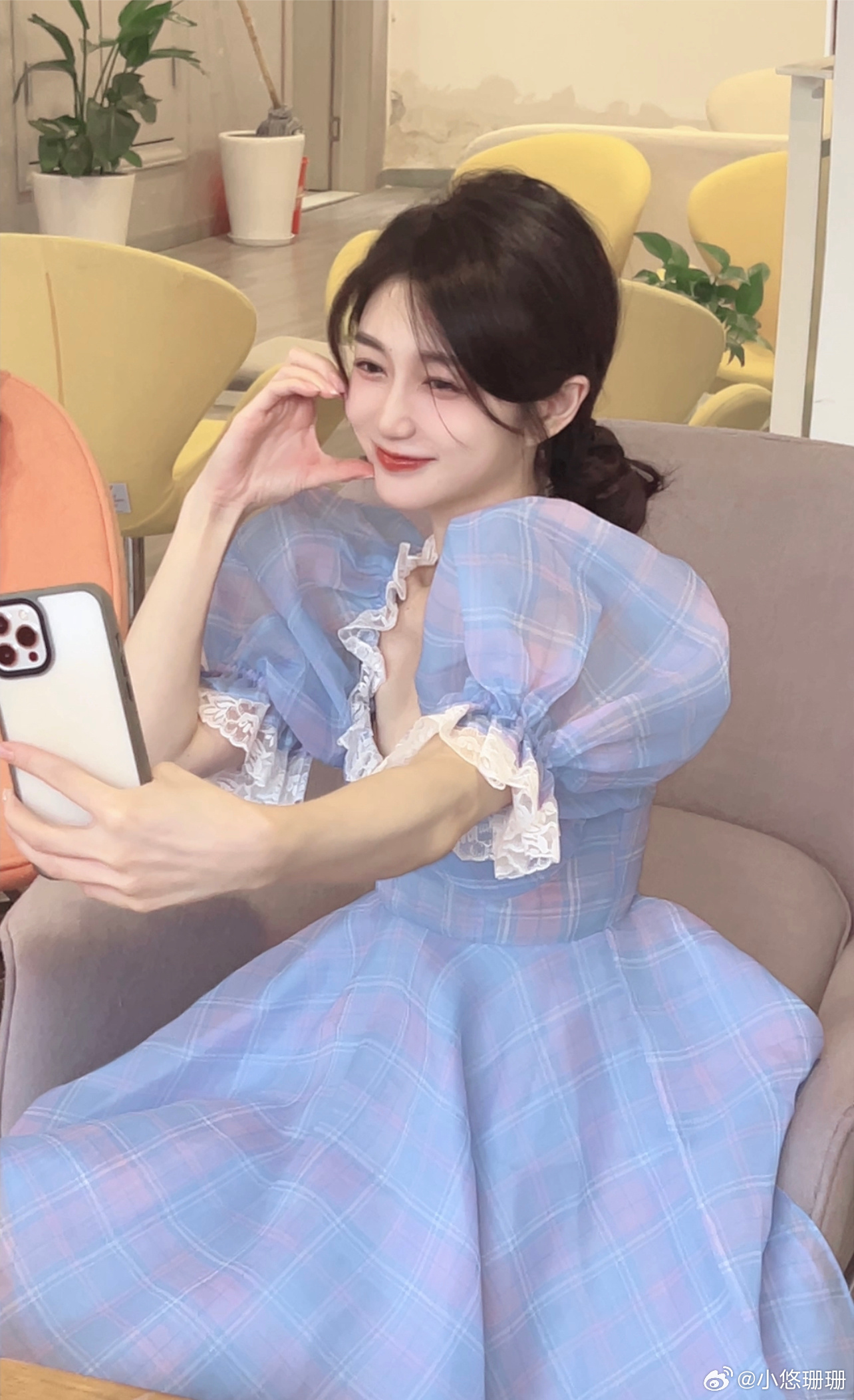 LOL手游主持小悠珊珊晒照：身着紫色纱裙的甜妹