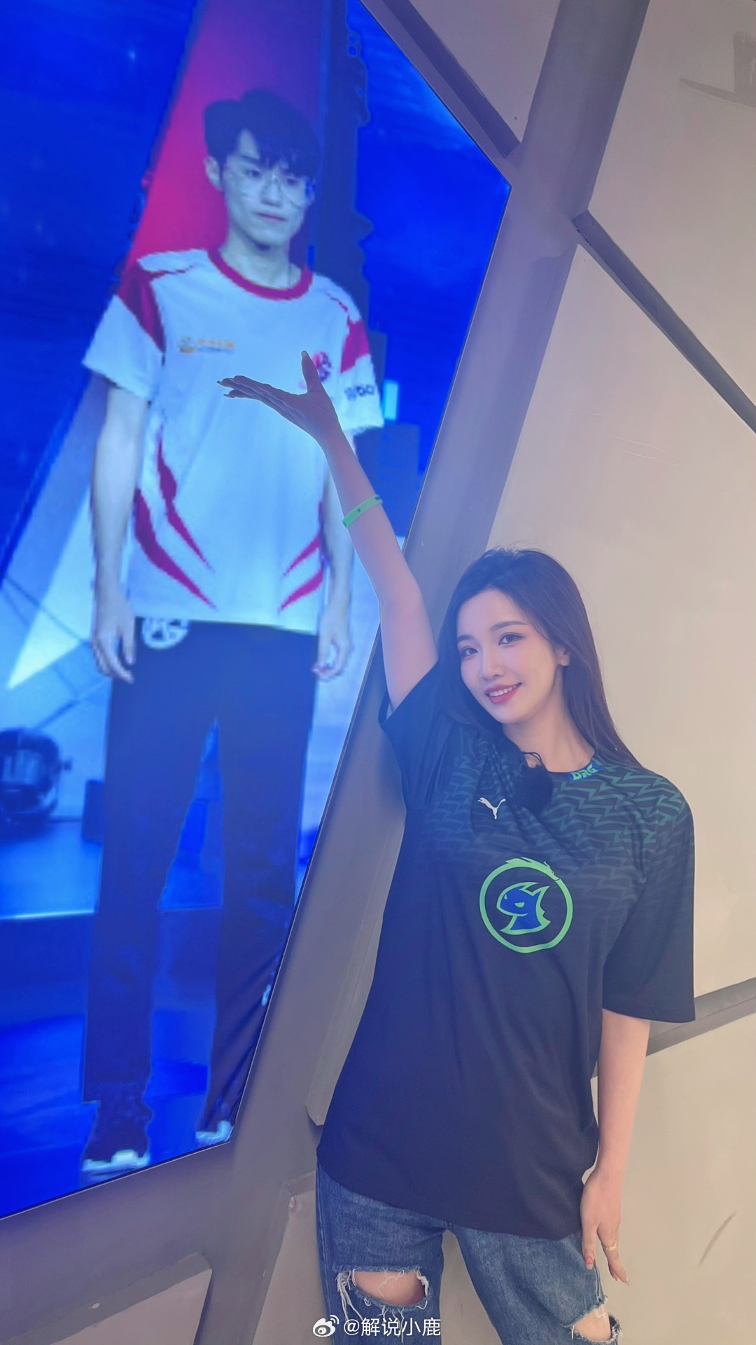 姐姐真是穿啥都好看！解说小鹿晒身着DRG队服美照