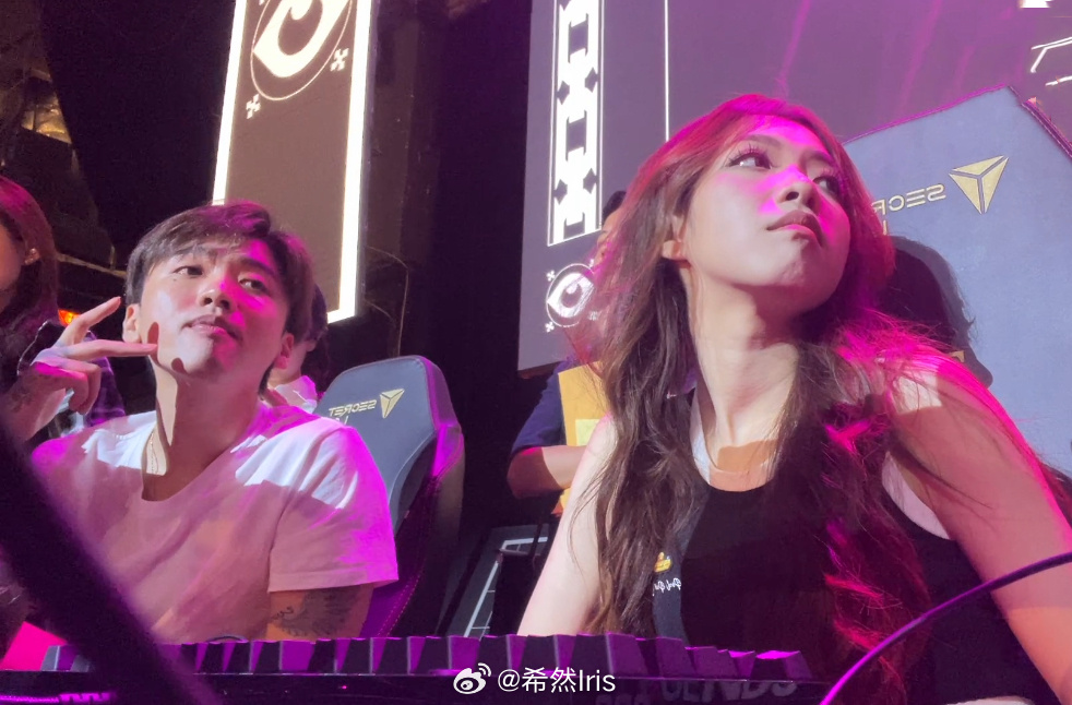 希然分享和icon合照:这是在美国一起看瓦罗兰特比赛?-直播吧