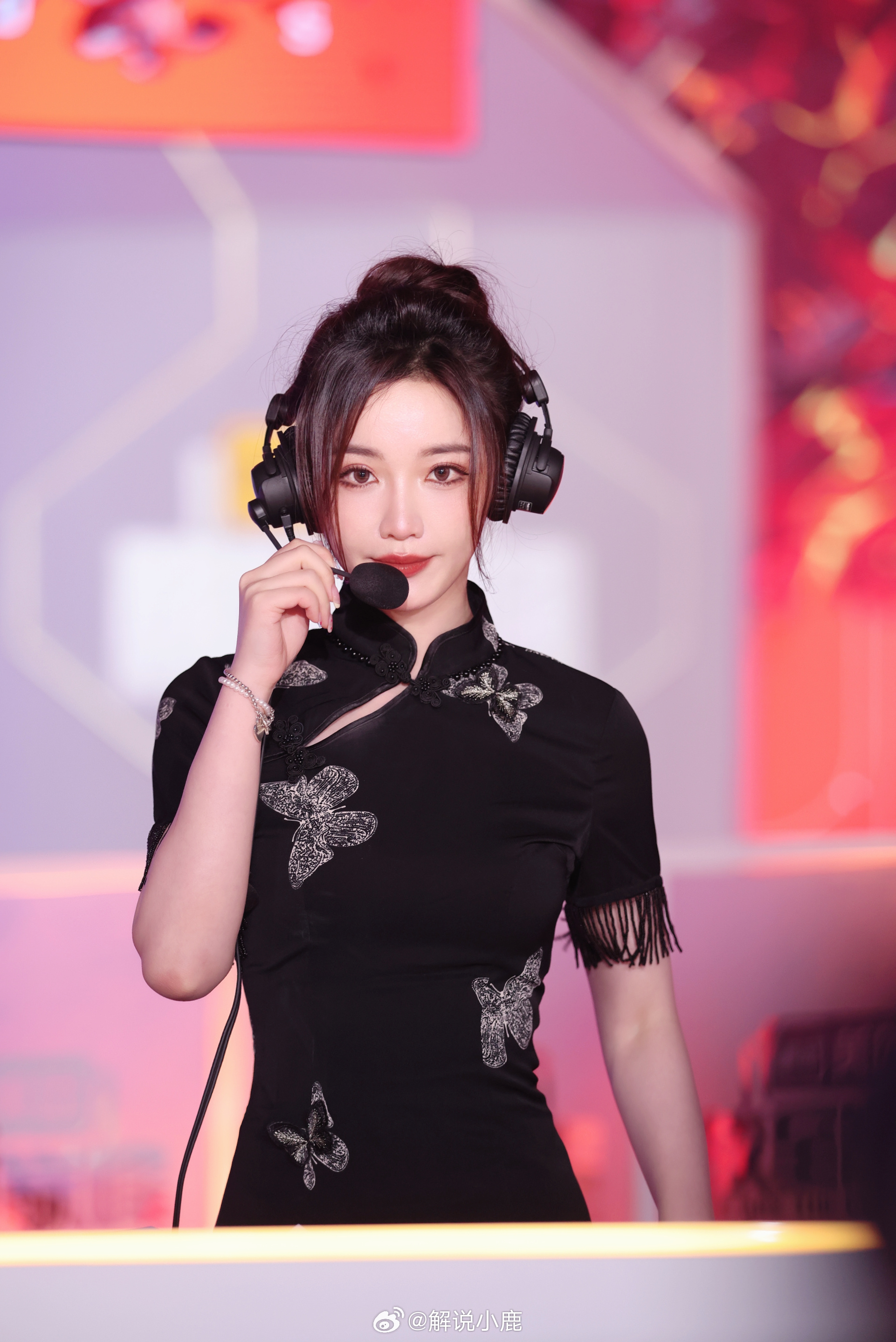 解说小鹿晒照粉色长裙和黑色旗袍哪个更得你心