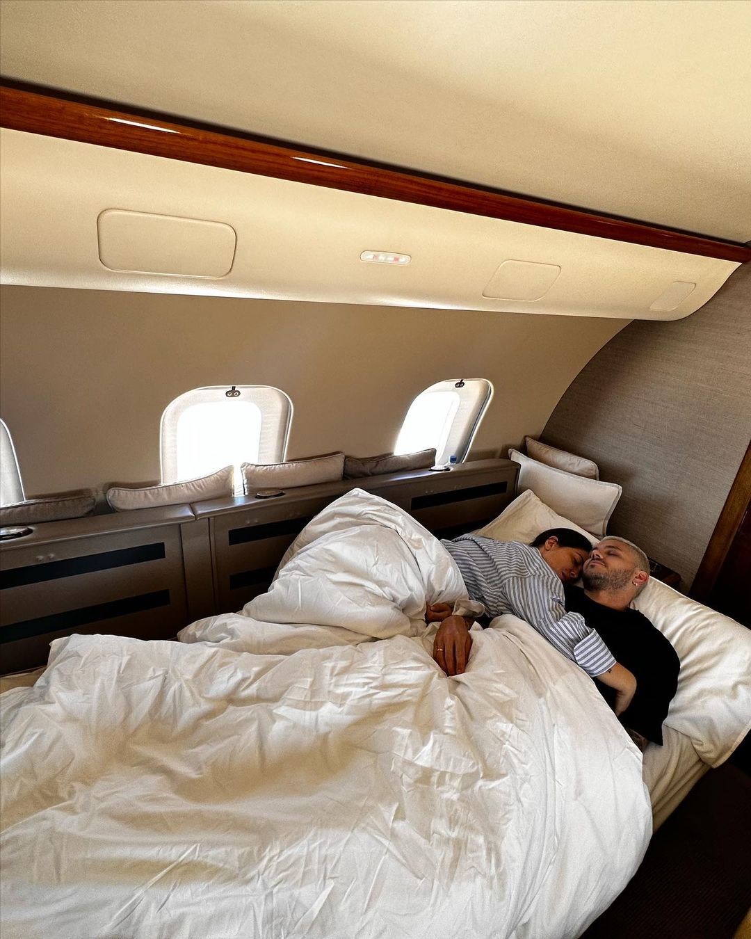 旺达陪伴伊卡尔迪返回土耳其并发布床照：我更喜欢在飞机上睡觉