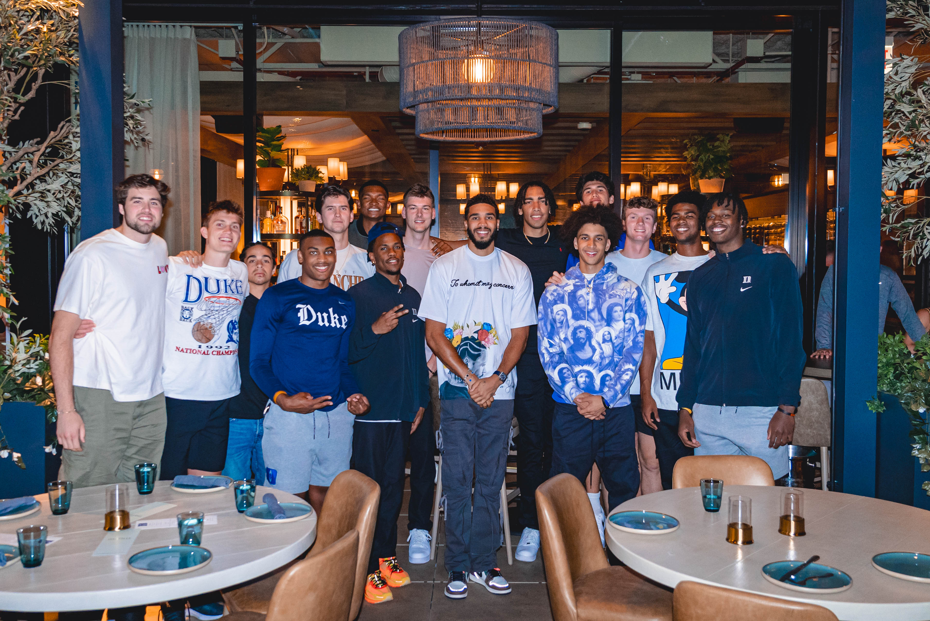 常回家看看塔图姆回到母校杜克大学与众人合影留念