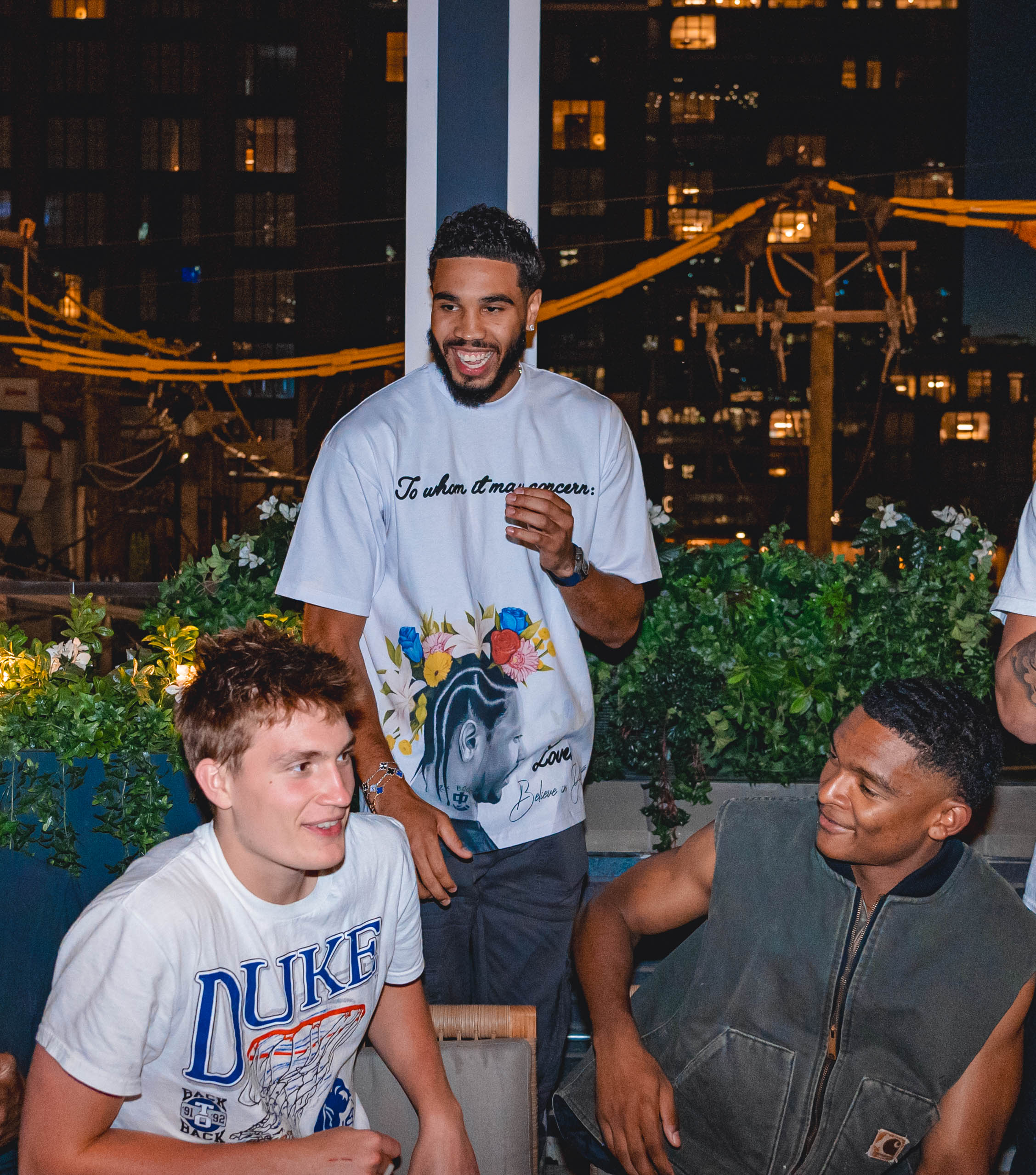 常回家看看塔图姆回到母校杜克大学与众人合影留念