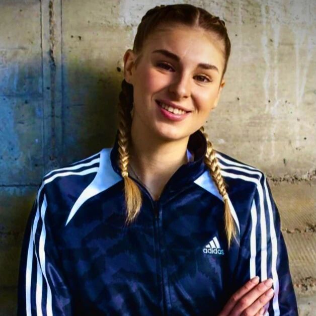 女足颜霸20岁德国边锋布兰德金发高马尾360无死角