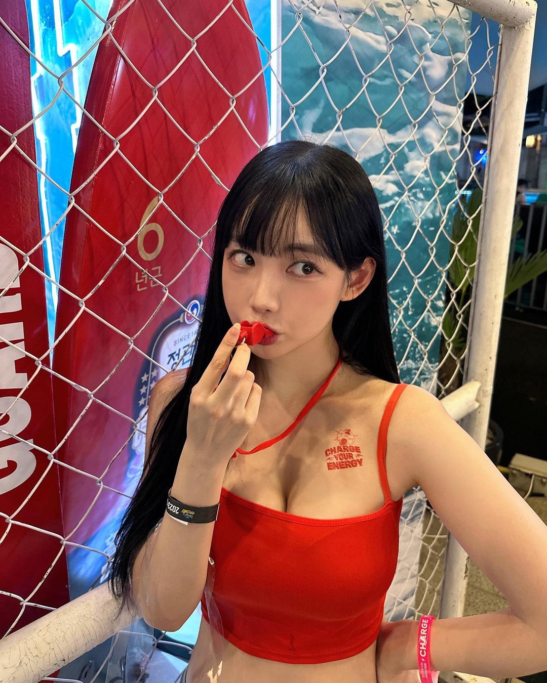 PUBG美女主持郭敏善晒照:红色吊带尽显肤白略带俏皮