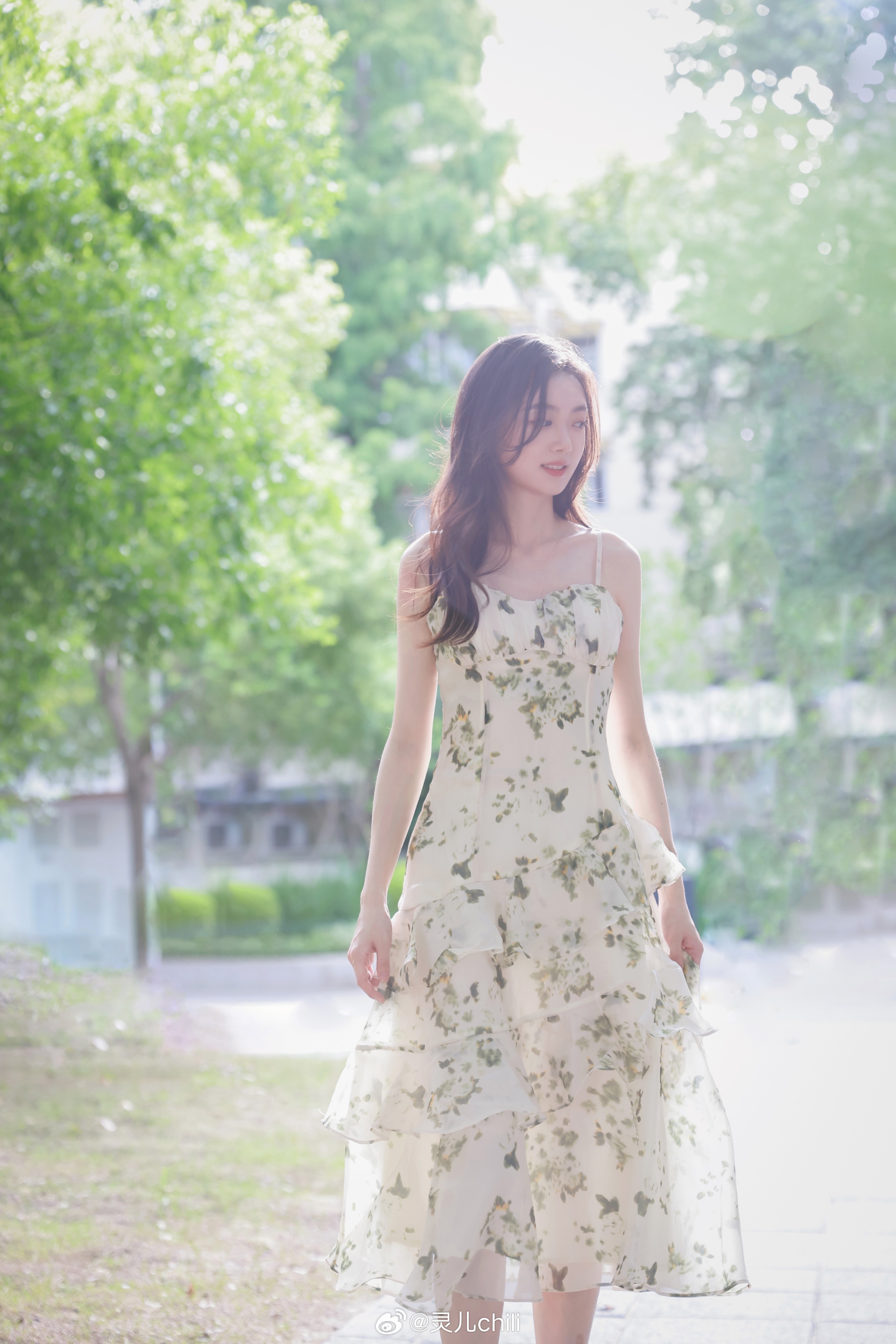 KPL解说灵儿晒照：碎花吊带长裙充满夏日气息