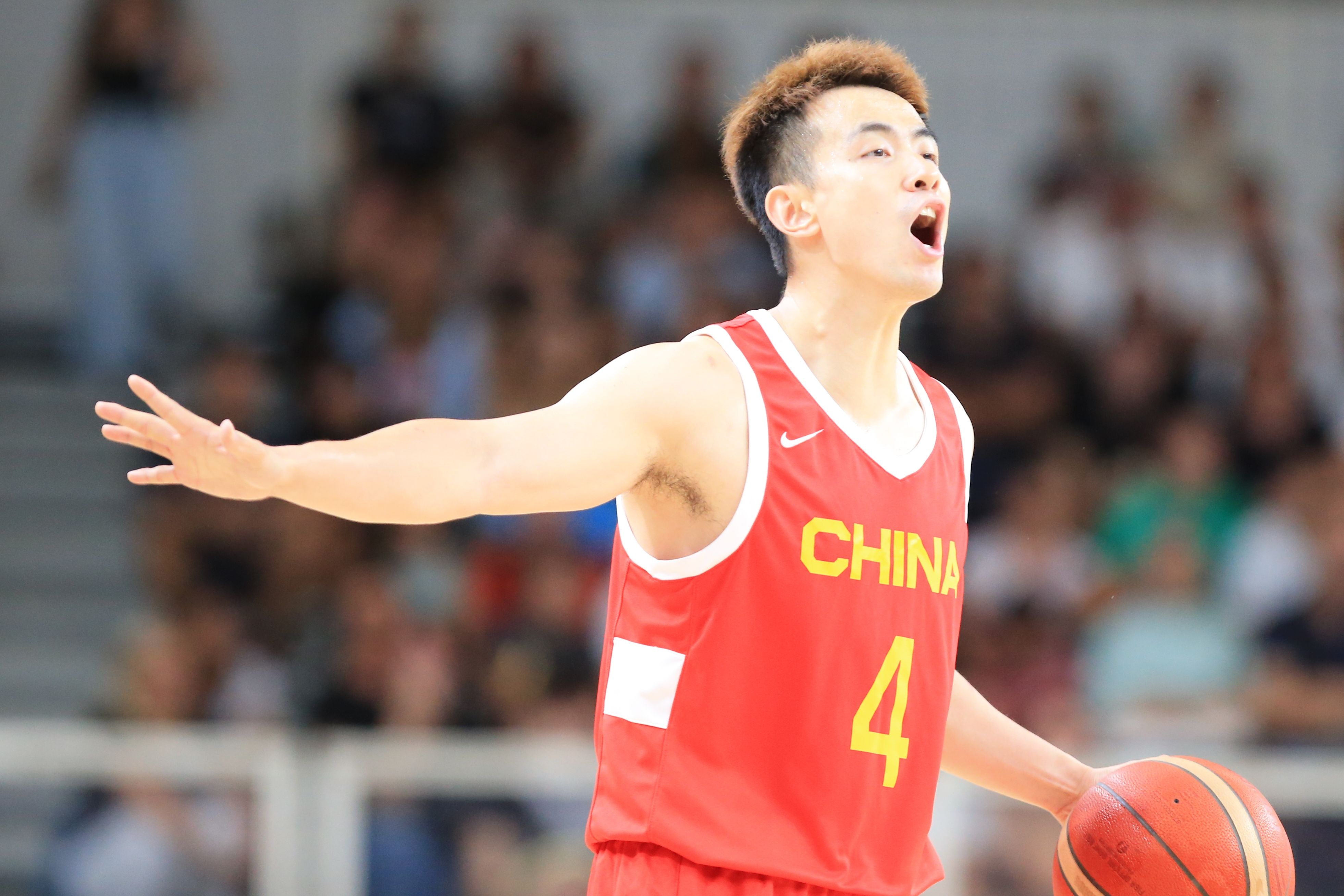 媒体人：没必要再用赵继伟和王哲林组合了防守被穿进攻也没有