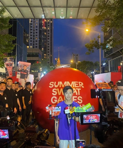 中国F1选手的人气周冠宇上海活动现场人潮涌动