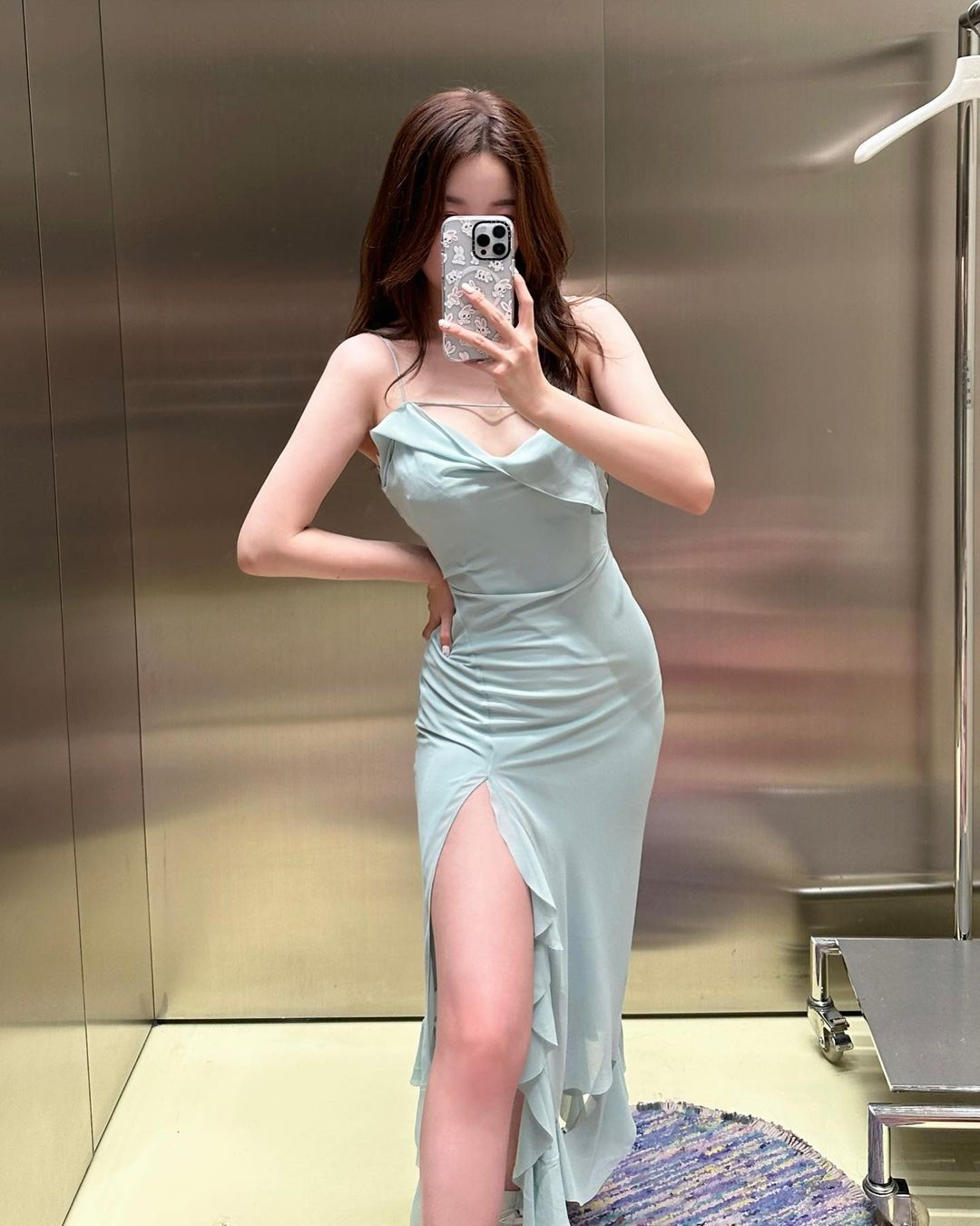 她真的太懂了！解说Kitty晒照：开叉长裙大秀好身材