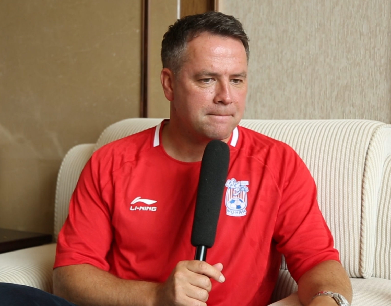 明星足球嘉年华活动在武汉启动,直播吧作为现场出席媒体,对欧文进行了