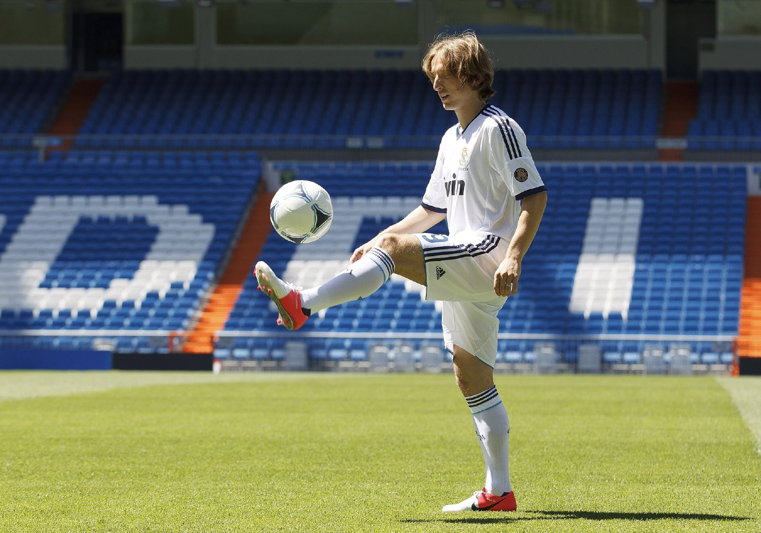 11年前的今天莫德里奇离开热刺加盟皇家马德里