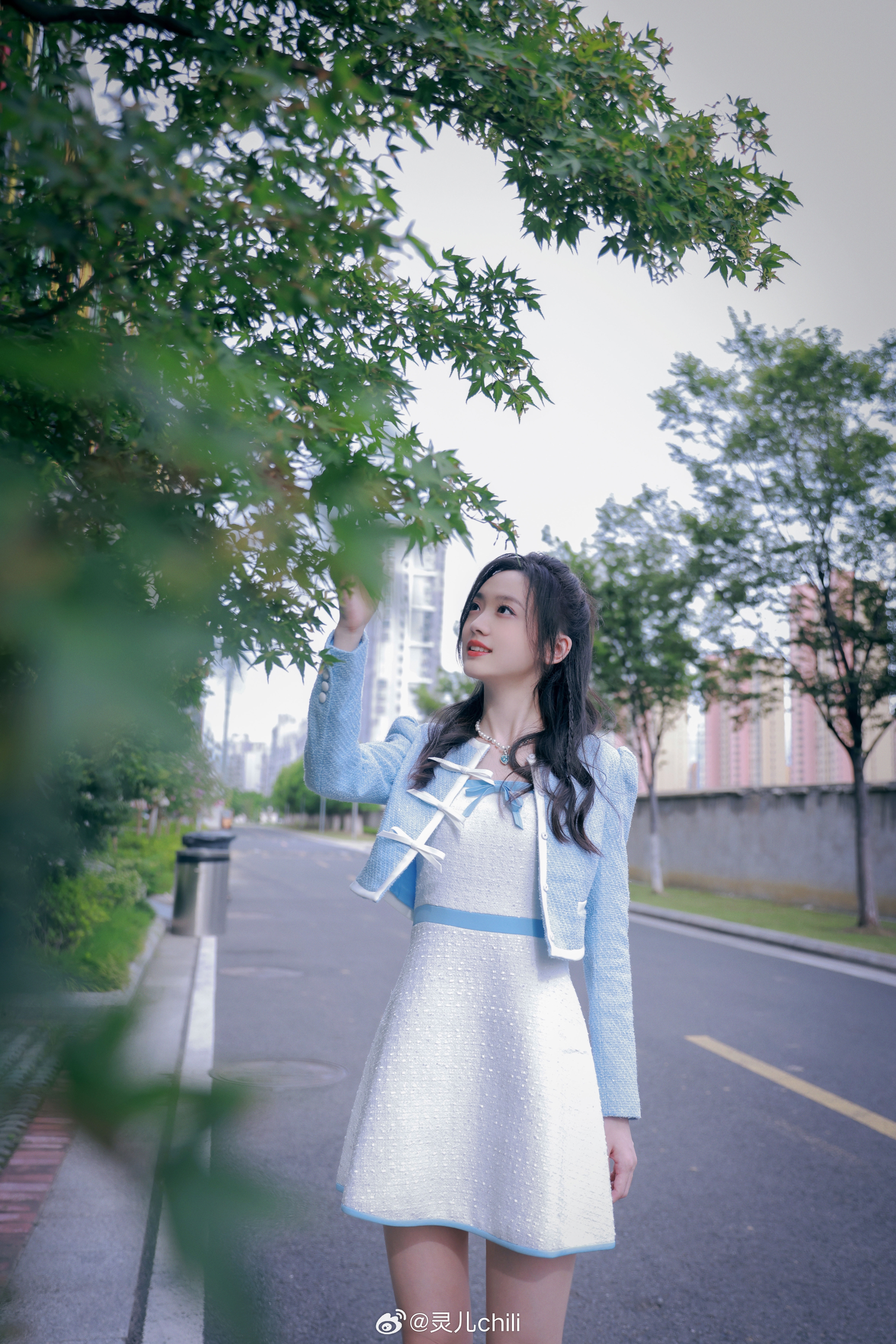 解说灵儿晒照：蓝白色短裙少女感满满