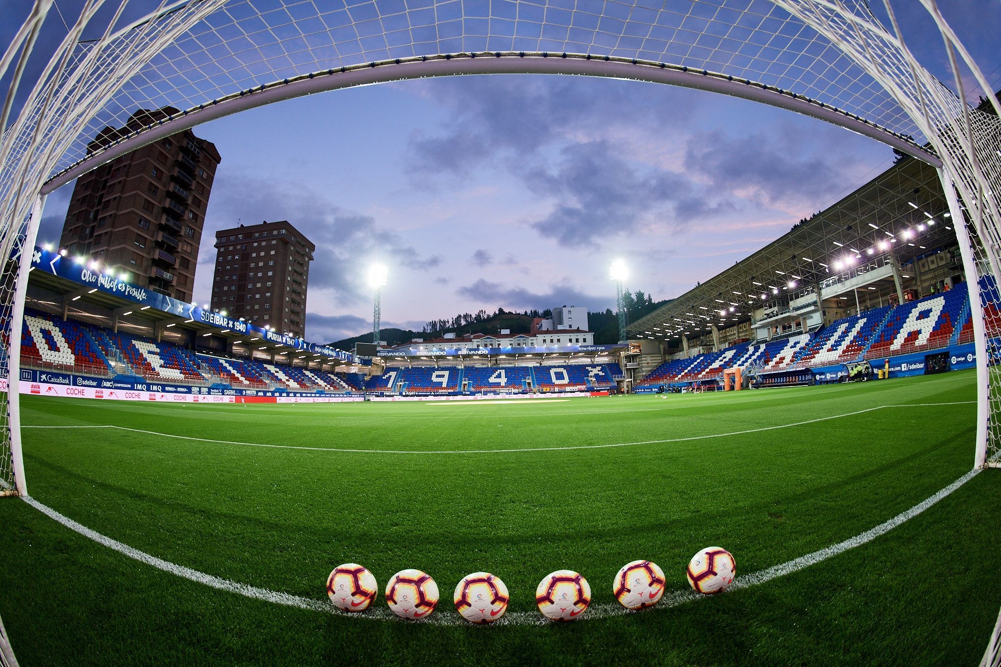 埃瓦尔的伊普鲁阿市立球场是现代举办西甲联赛的最小体育场.