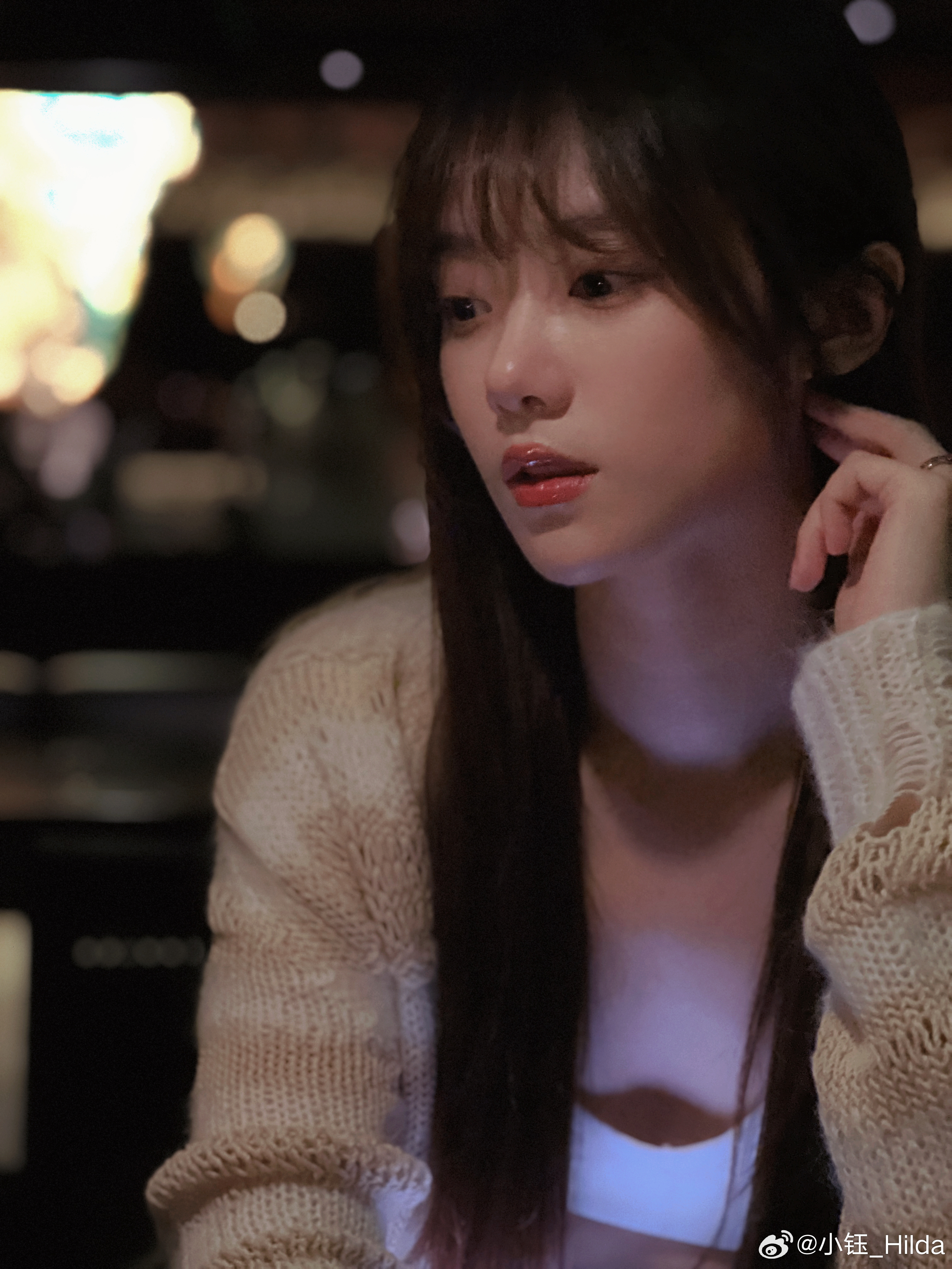 太羡慕rookie了!小钰低胸白色背心 娇妻感十足!-直播吧