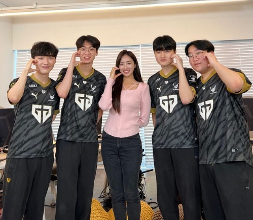 LCK美女主持人裴惠智更新INS：晒出与GenG四名队员合影-直播吧