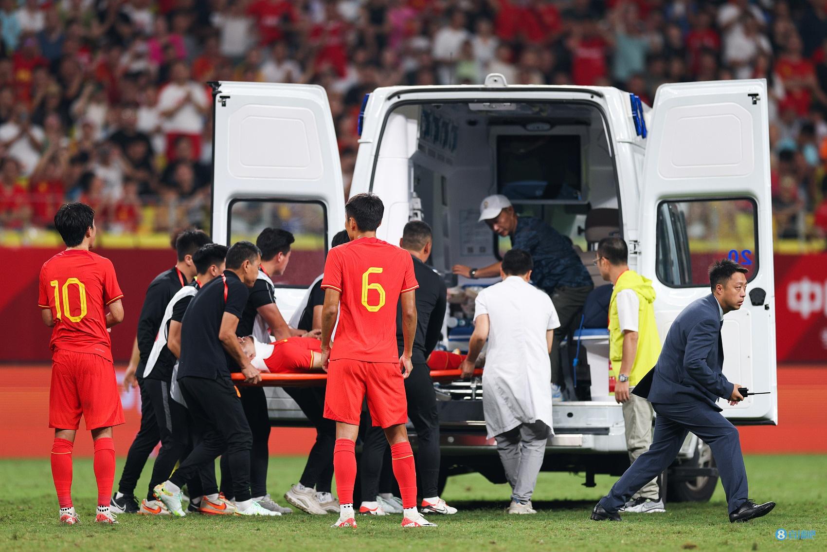 媒体人：在国足热身赛中受伤的李帅已苏醒，还在医院继续接受检查
