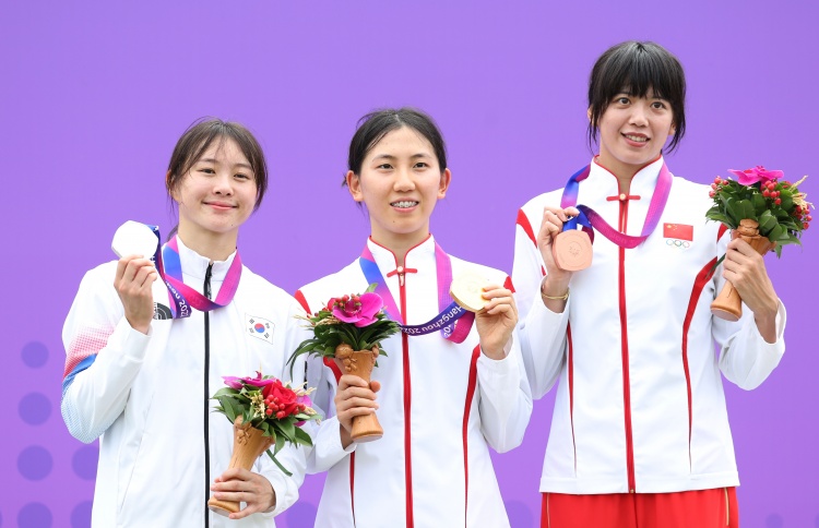 女子现代五项个人赛张明煜与边雨霏拿下一金一铜！