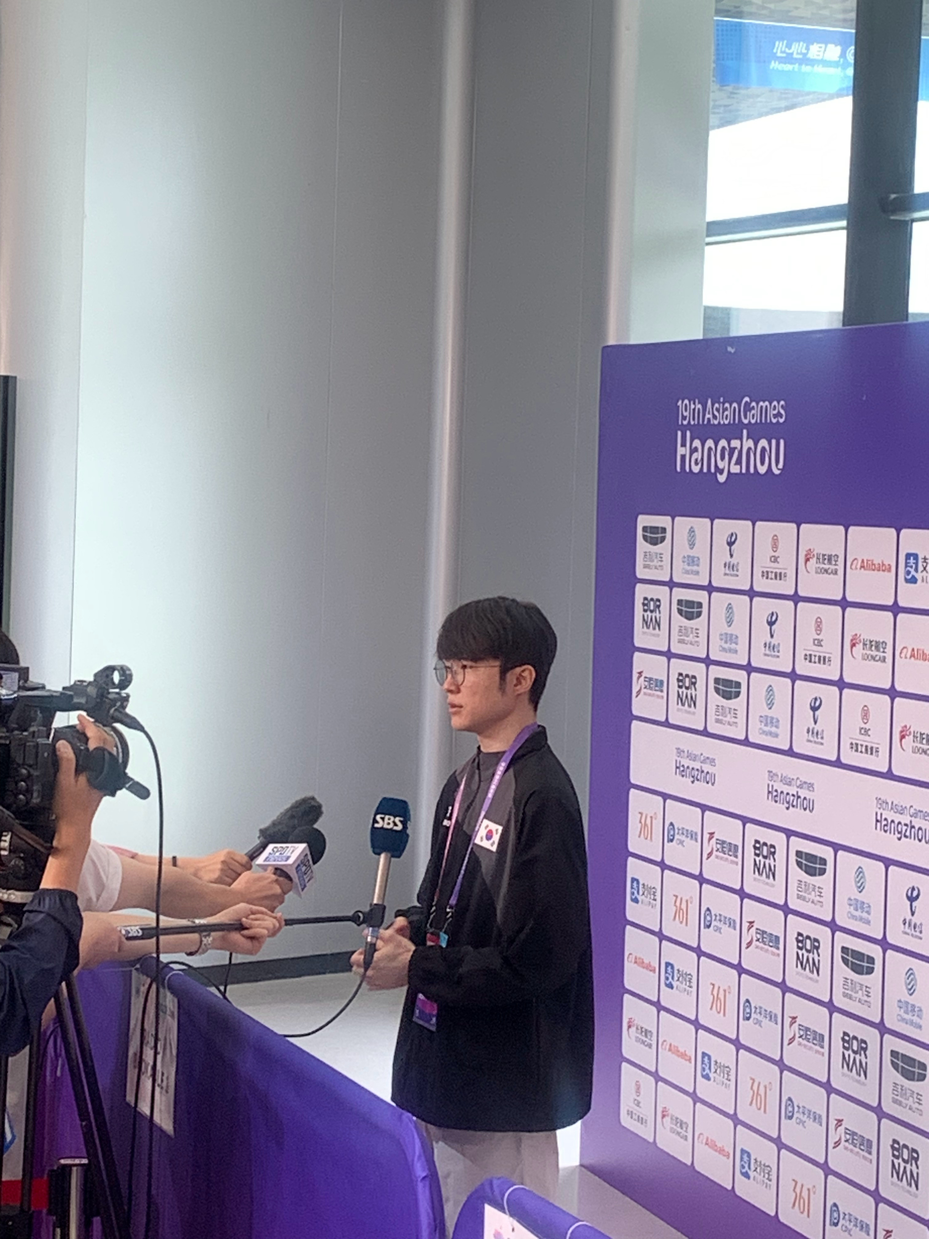 媒体分享韩国代表队赛后采访返图faker单人采访人气拉满