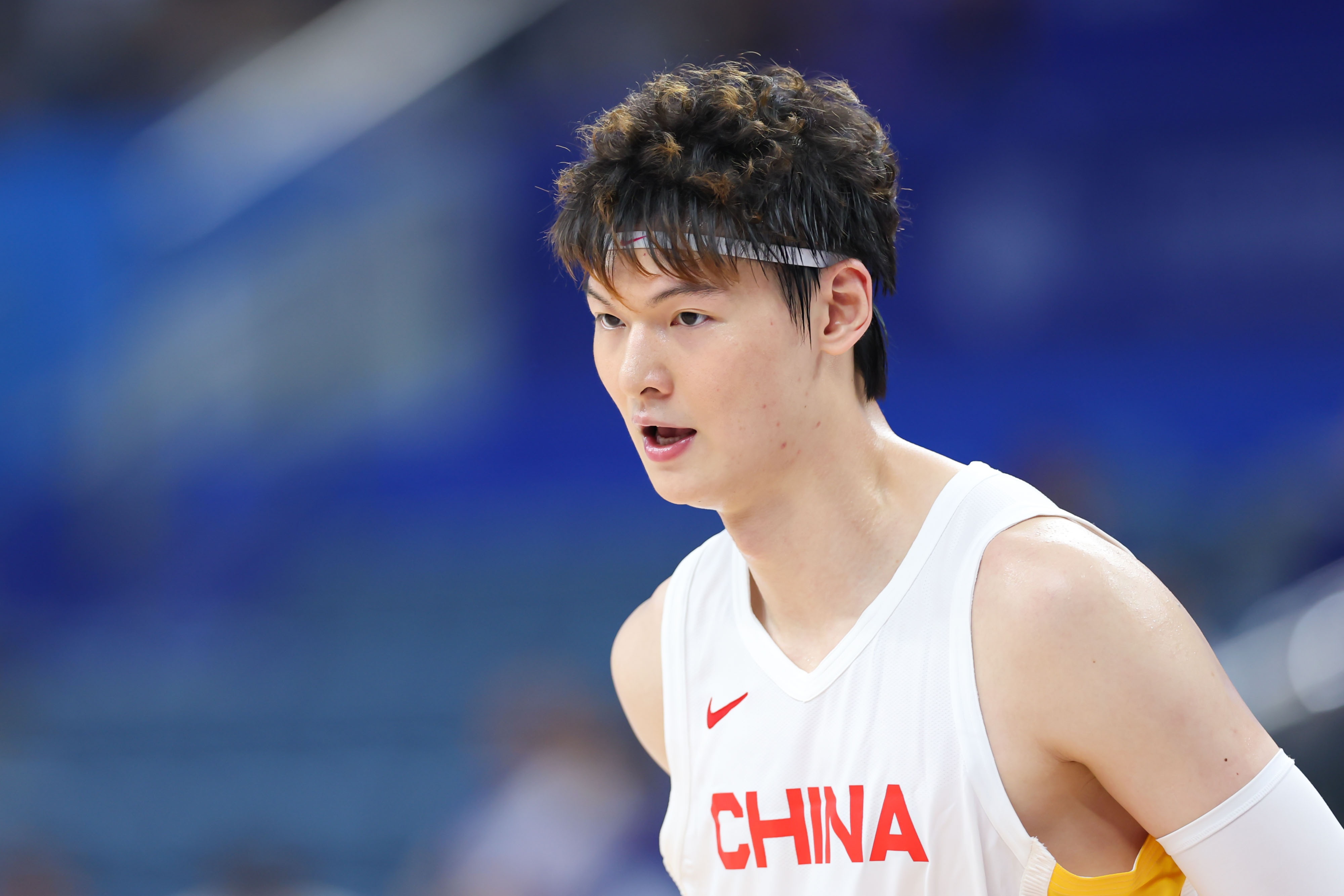 【体育报道】媒体人：余嘉豪现在万里驰援中国男篮 当年的王哲林