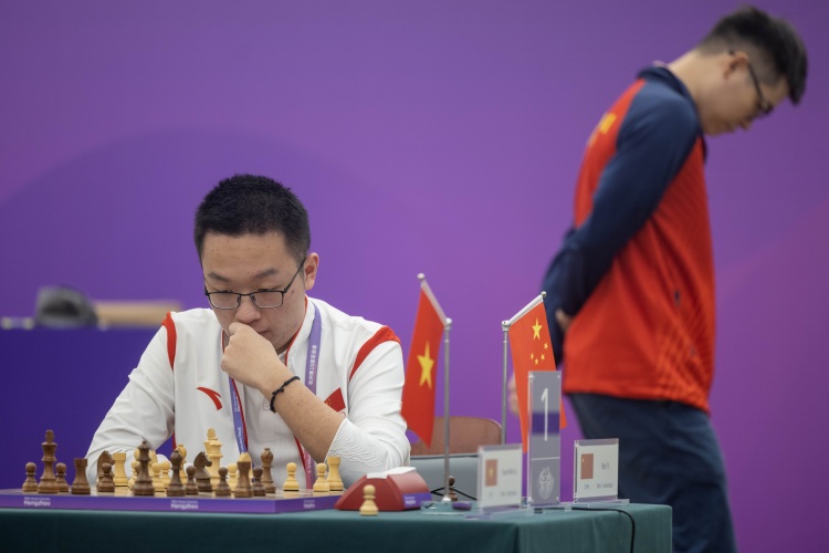 中国选手韦奕斩获杭州亚运男子个人国际象棋金牌