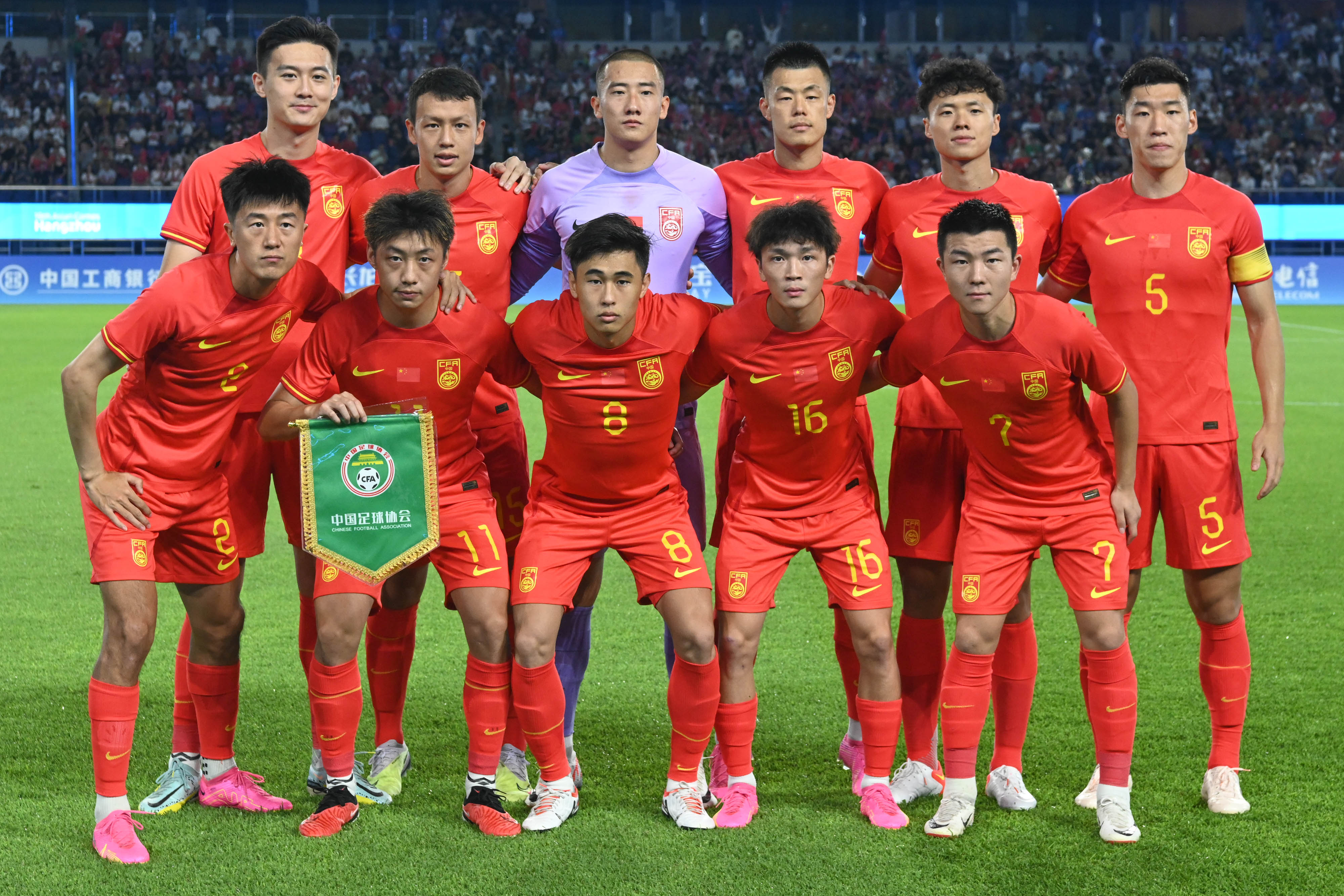 比赛将于北京时间今天晚上8点进行,赛前中国男足亚运队公布首发阵容