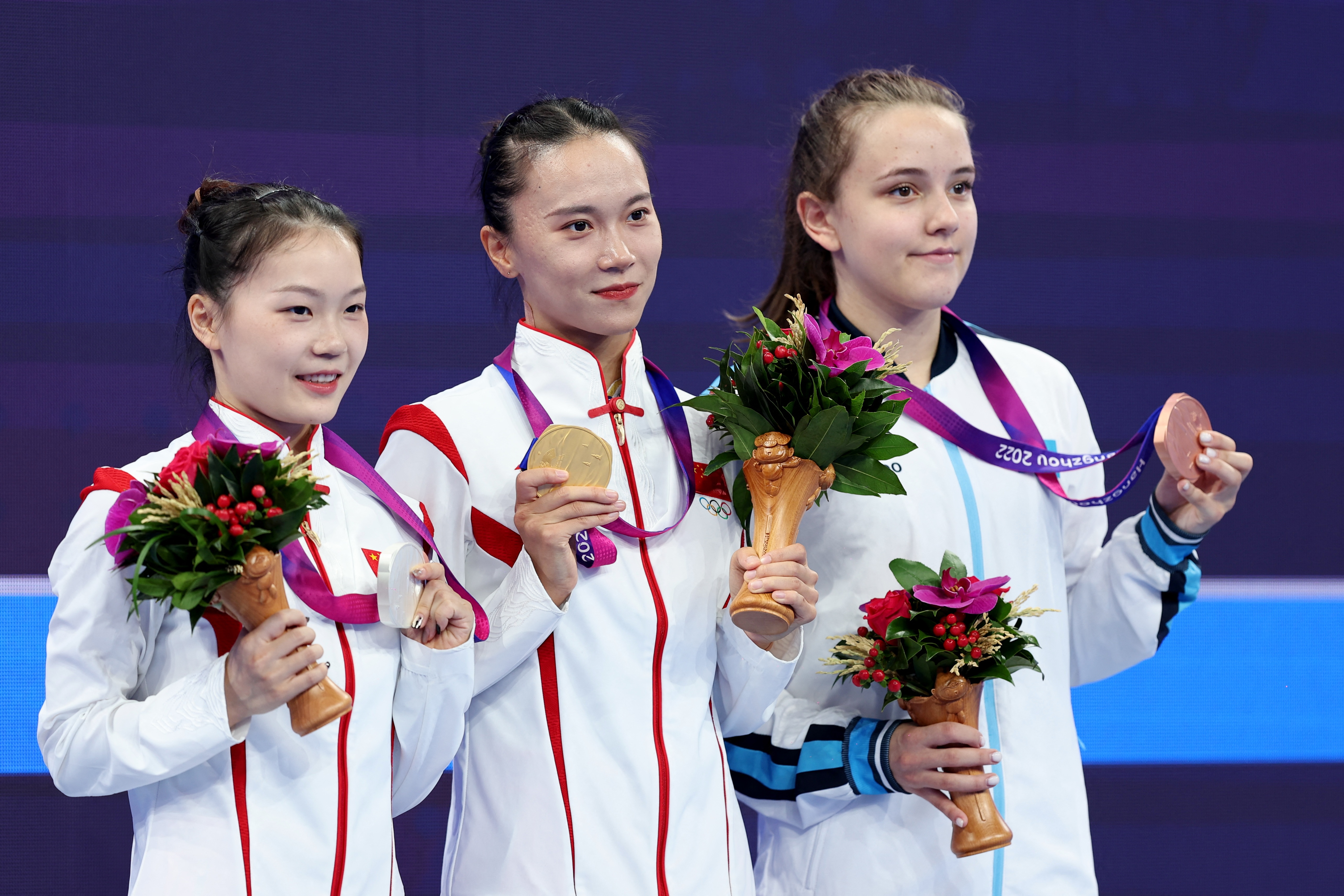包揽金银！女子蹦床决赛中国选手朱雪莹夺金胡译乘摘银