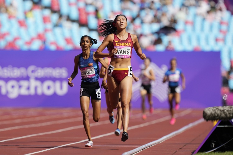 亚运女子800米：王春雨2分03秒90获得铜牌饶欣雨第四