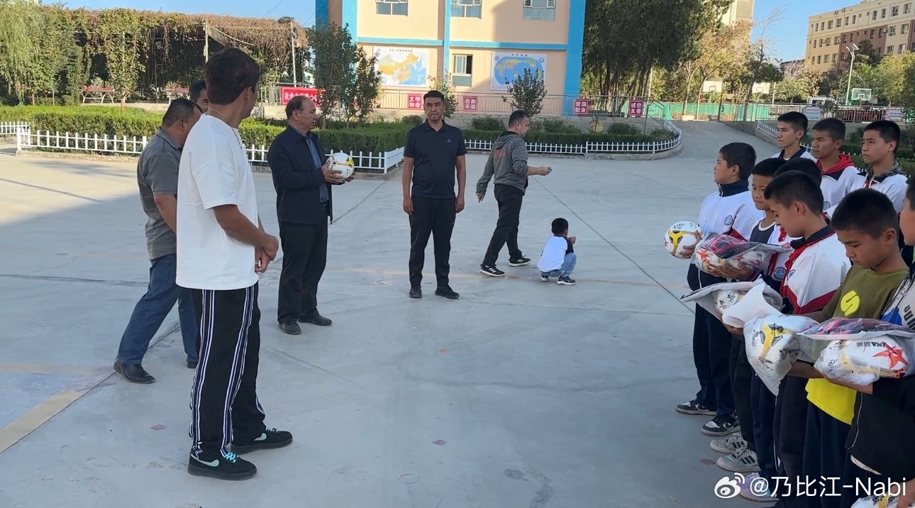 點贊！國安球員乃比江回到家鄉新疆做慈善