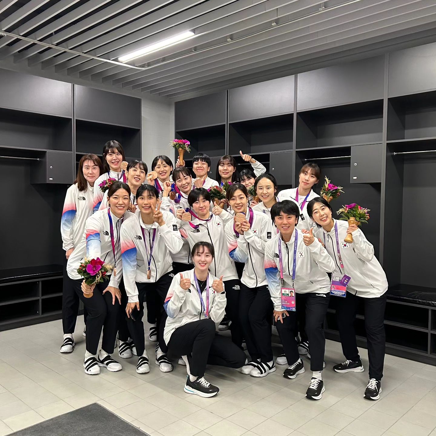 韩国女篮拿到亚运铜牌后全队合影送别即将退出国家队的金丹菲