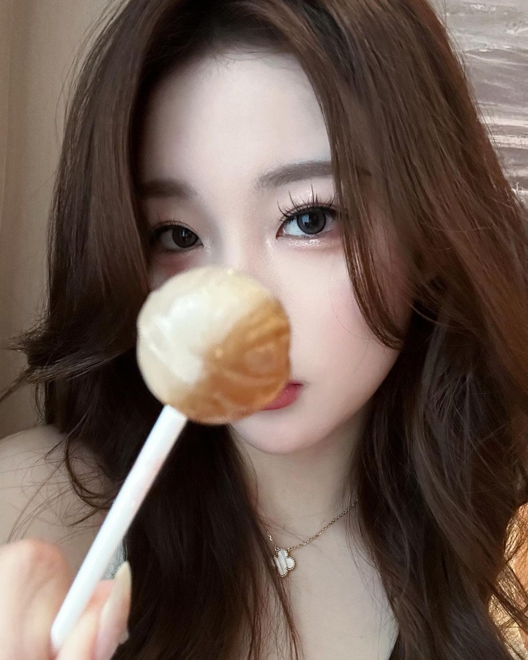 解说kitty晒照：要一起吃糖吗
