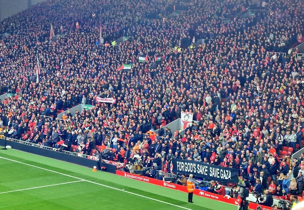 一些利物浦球迷举起巴勒斯坦国旗，还有“拯救加沙”横幅