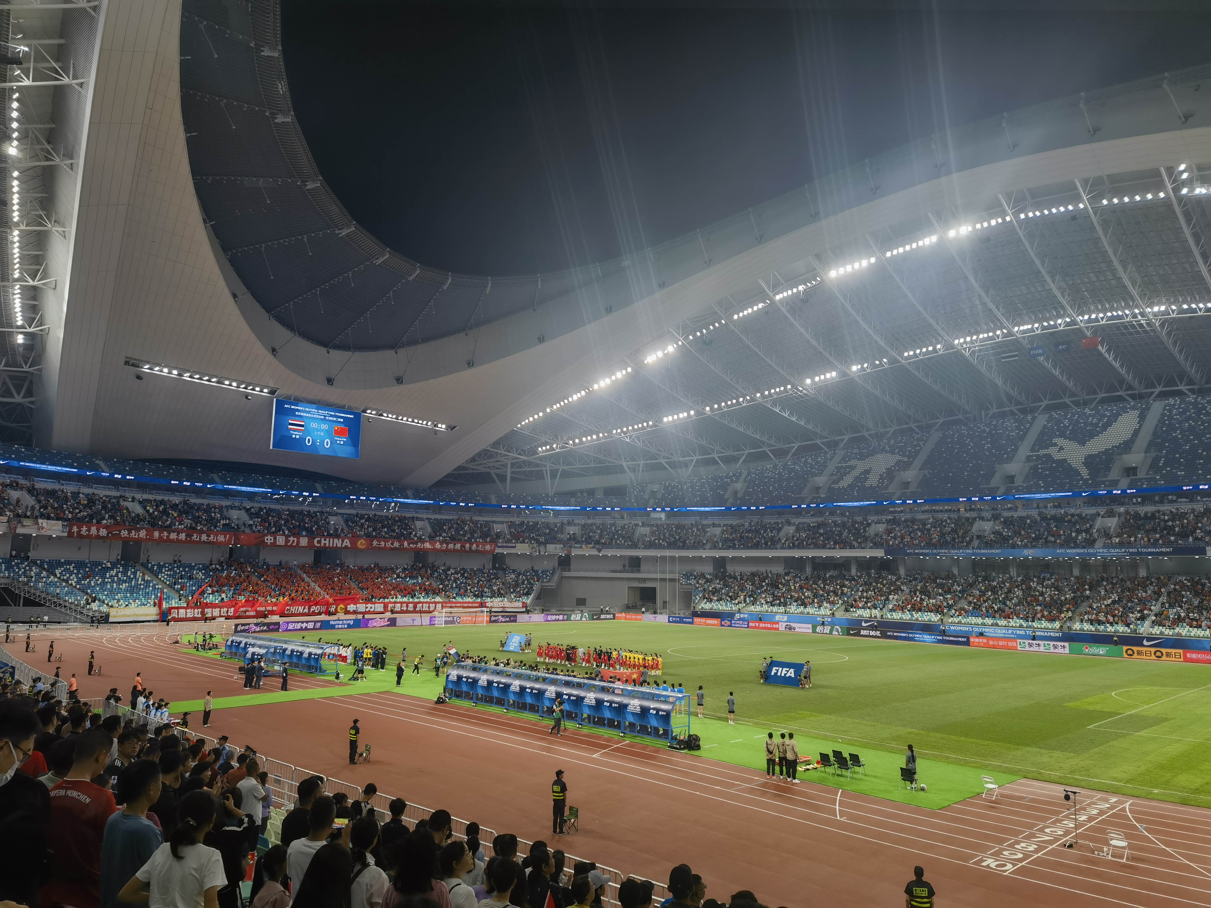 直播首页>足球资讯>今天白鹭体育场现场观众非常多!中国女足加油呀!