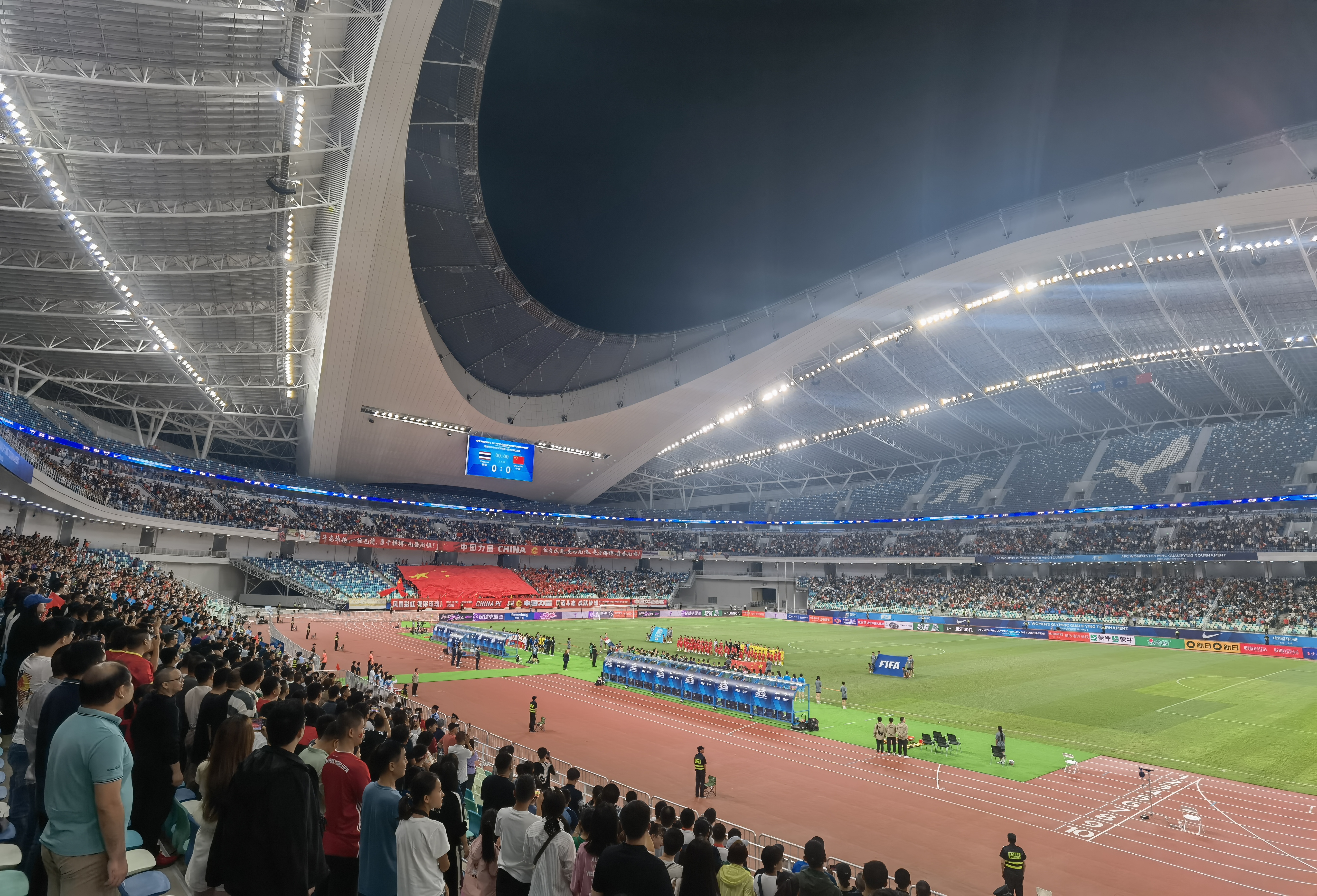 直播首页>足球资讯>今天白鹭体育场现场观众非常多!中国女足加油呀!