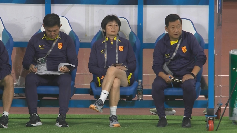 中国女足半场仅10泰国中场哨响后水庆霞坐在替补席沉思