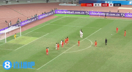 错失扳平良机！吴澄舒小禁区线无人防守竟将射门踢空……