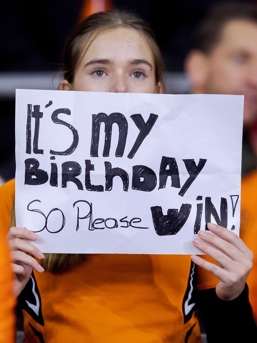 荷兰小球迷举牌05今天我生日请赢球吧