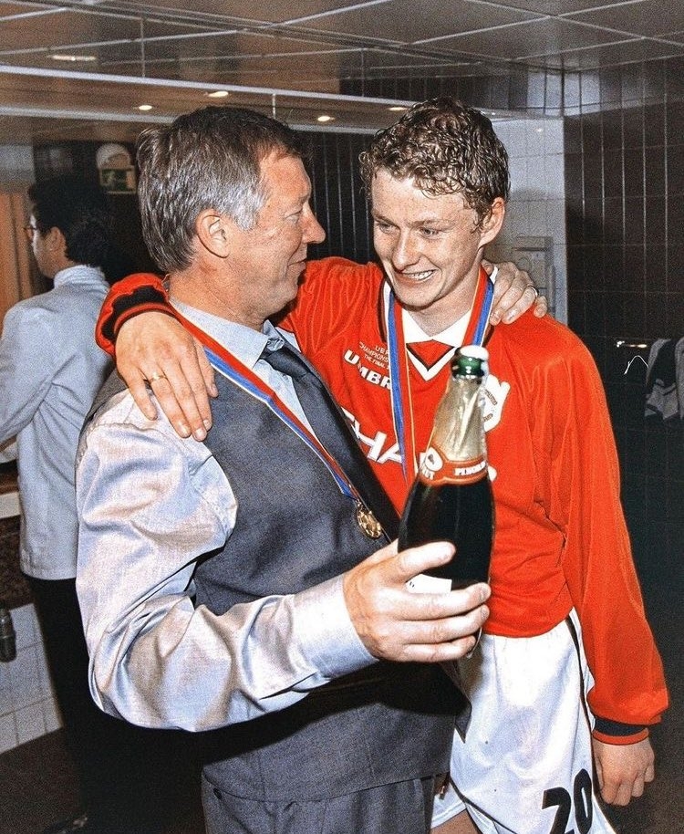 曼联补时两球逆转夺欧冠,弗爵爷与索尔斯克亚赛后庆祝