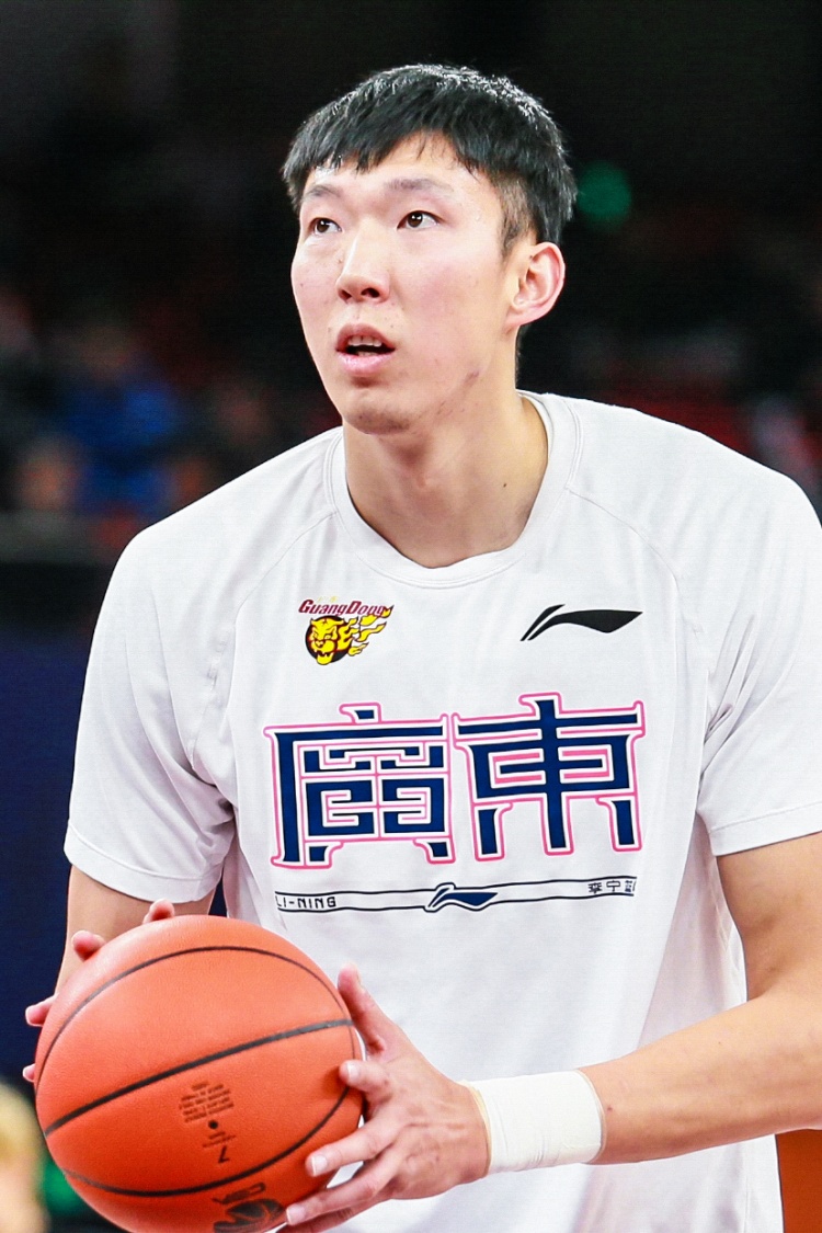 男篮集训的26人平均23.3岁 最年轻的赵维伦18岁 最年长的周琦28岁