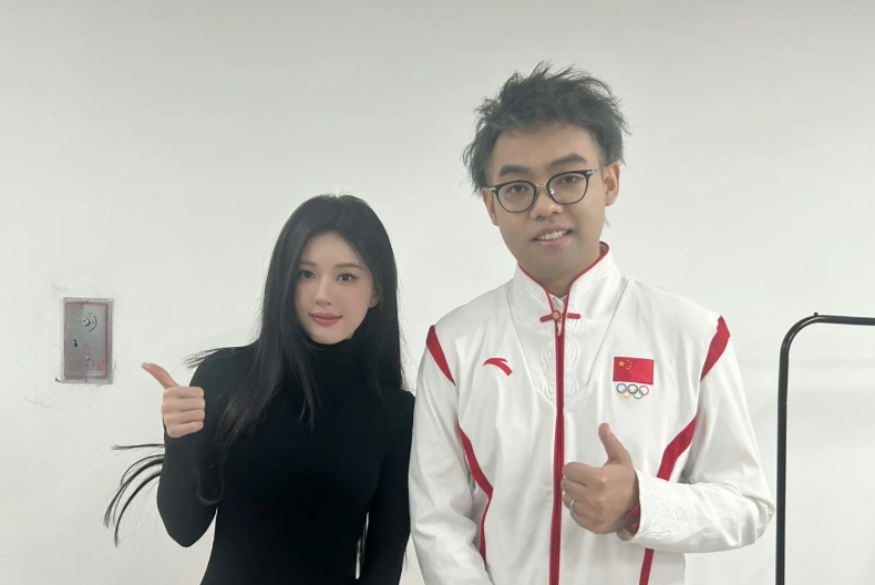 DOTA2退役选手超哥圆梦 与赵露思合影