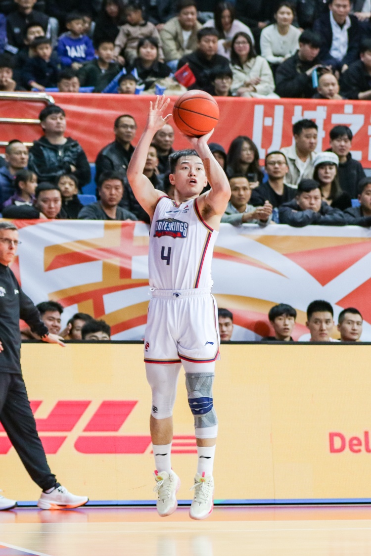 替補神準！鄔挺嘉5記三分球拿下17分3板3助1斷