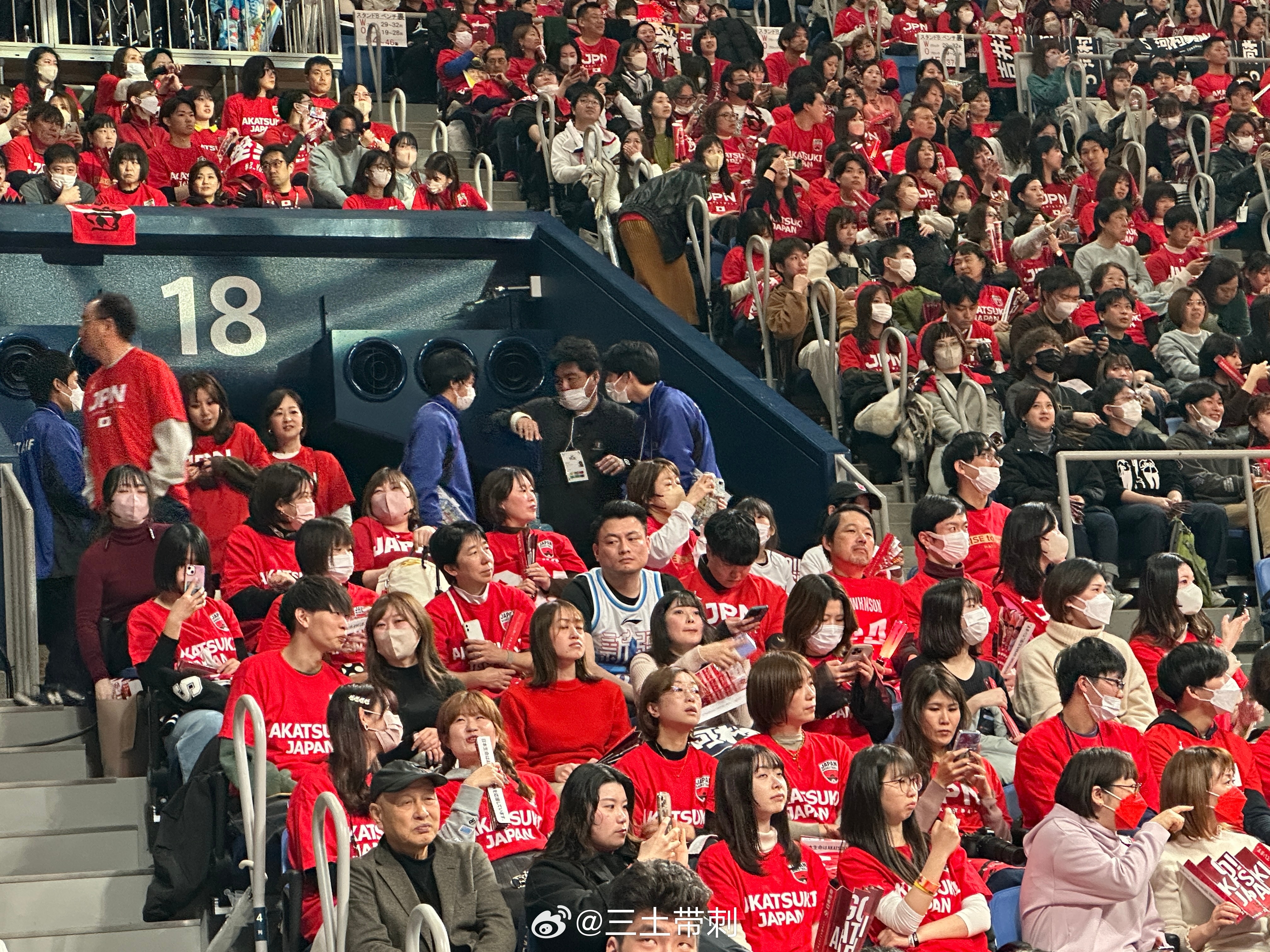👍劳道！一位新疆球迷坐在一群日本球迷中间