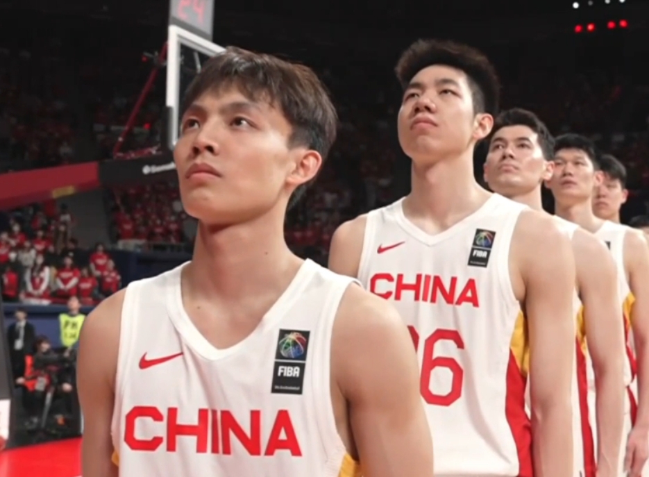 ❤加油！赛前奏国歌 中国男篮众将一脸肃穆！