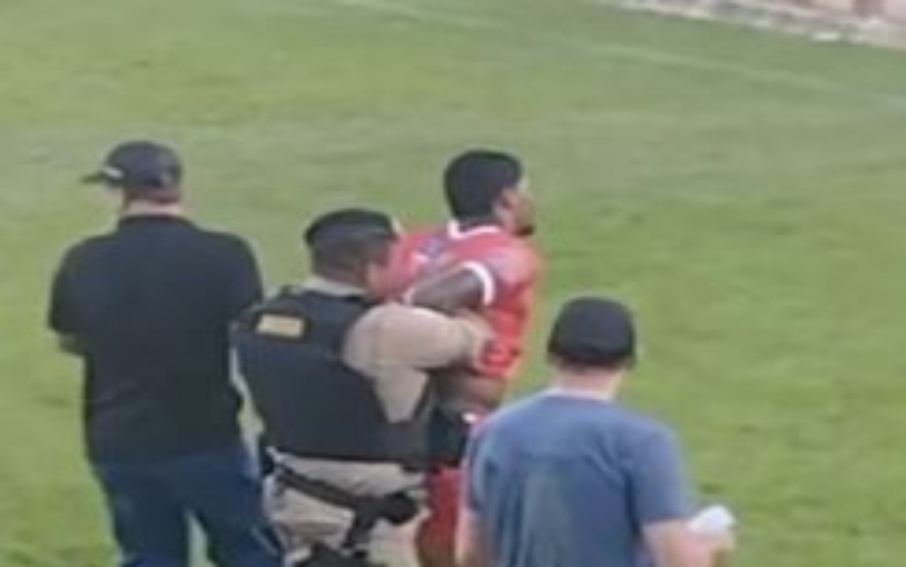 巴西足坛惊人一幕：警察冲进球场逮捕门将，巴西捕门因其是足坛被通缉的毒贩