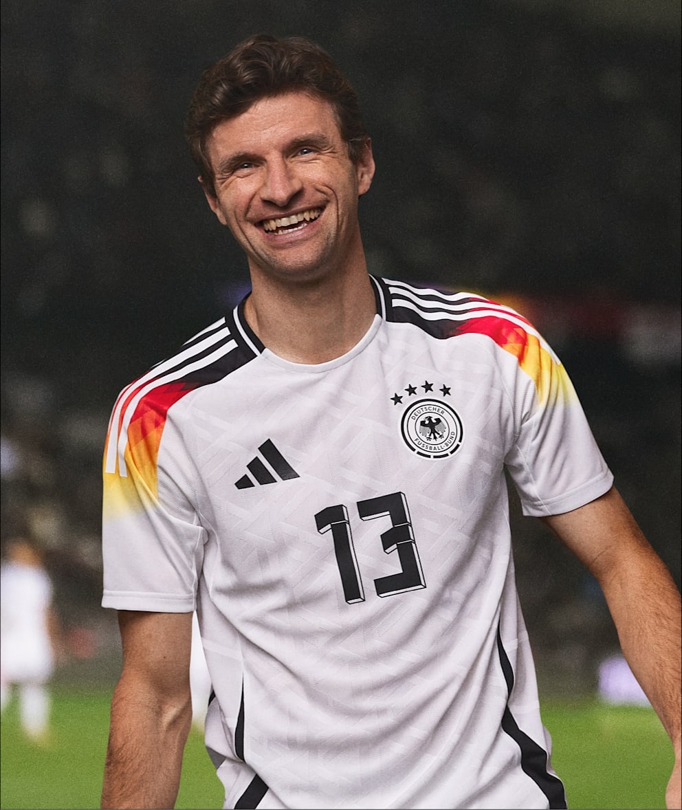 德国队欧洲杯球衣稳当领布：主场规范皂色球衣，客场明眼粉紫配色